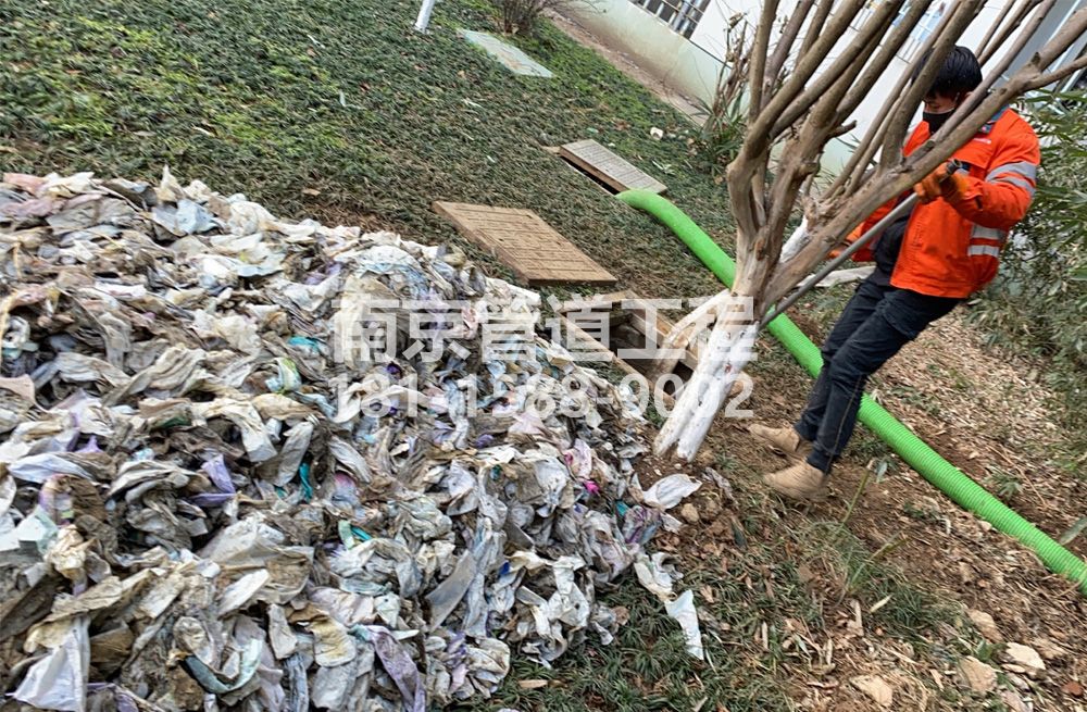 315理工大化粪池垃圾清理